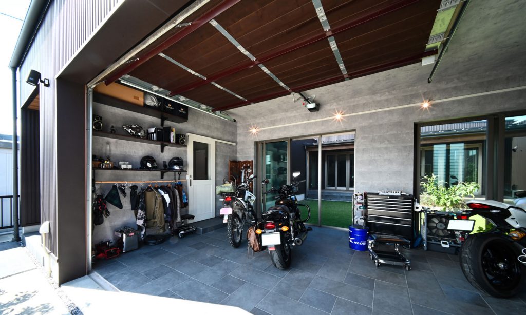 リビングから中庭越しにバイクを眺める平屋 写真