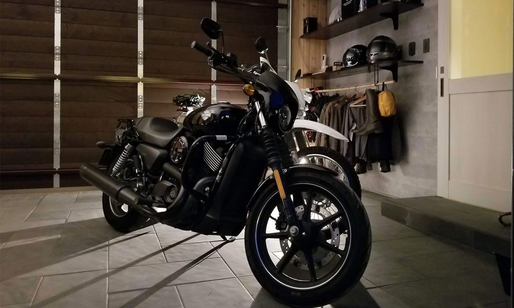 リビングから中庭越しにバイクを眺める平屋 写真